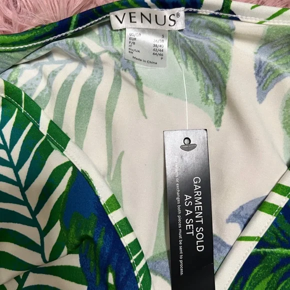 NEVER WORN Adorable Palm Print Romper Size S - Picture 3 of 3